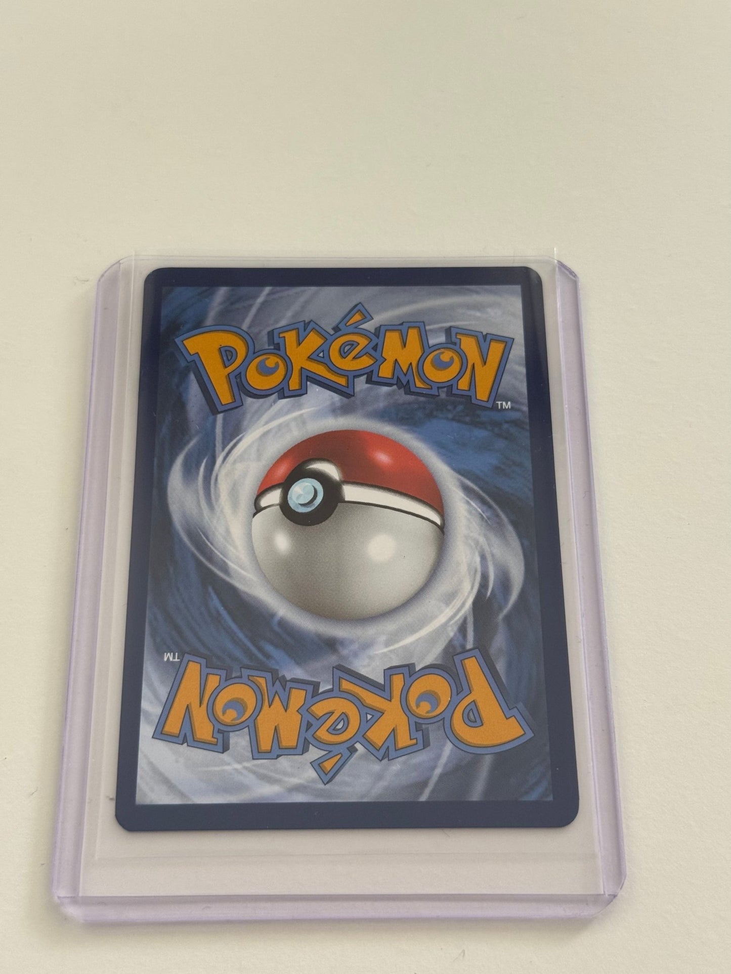 Pokémon-Karte in Hülle, Rückseite mit Pokémon-Logo und Pokéball