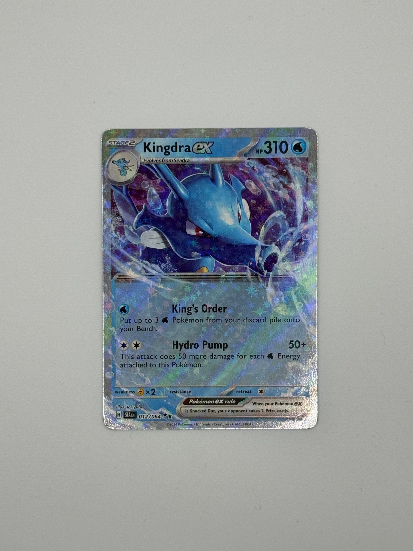 Kingdra EX – Full‑Art Secret Rare (012/064) | Paldean Fates – Shiny Vault (EN) | – jetzt bestellen bei Pokécado Kaufmann