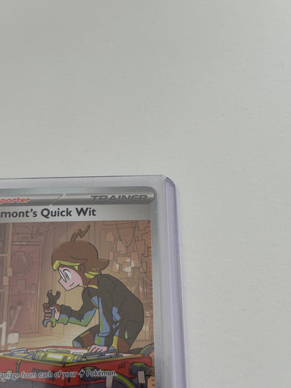 Pokémon-Karte Clemont's Quick Wit in Hülle, halbseitige Ansicht der Vorderseite
