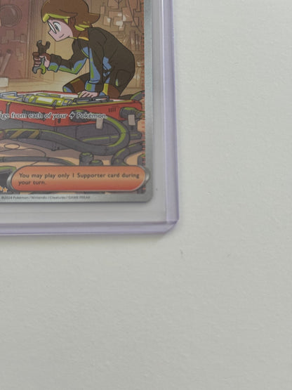 Pokémon-Karte Clemont's Quick Wit in Hülle, schräger Blick auf die Vorderseite