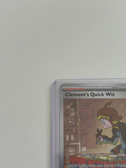 Pokémon-Karte Clemont's Quick Wit in Hülle, obere Hälfte der Vorderseite