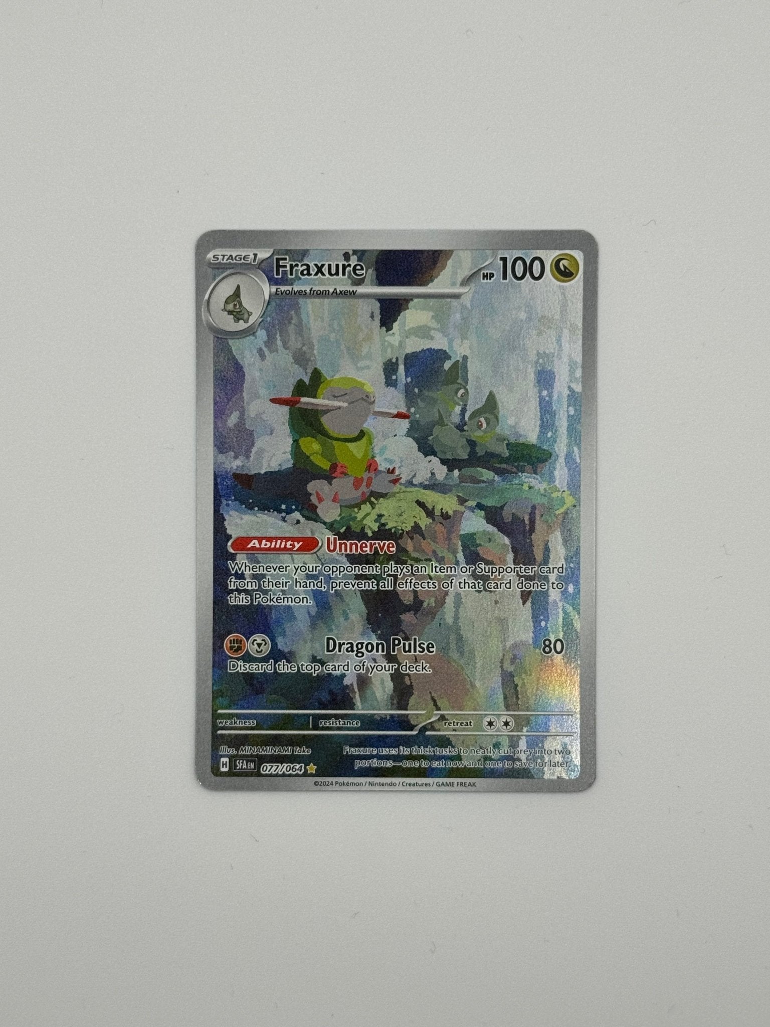 Fraxure – Secret Rare Illustration (077/064) | Paldean Fates Shiny Vault (EN) | – jetzt bestellen bei Pokécado Kaufmann