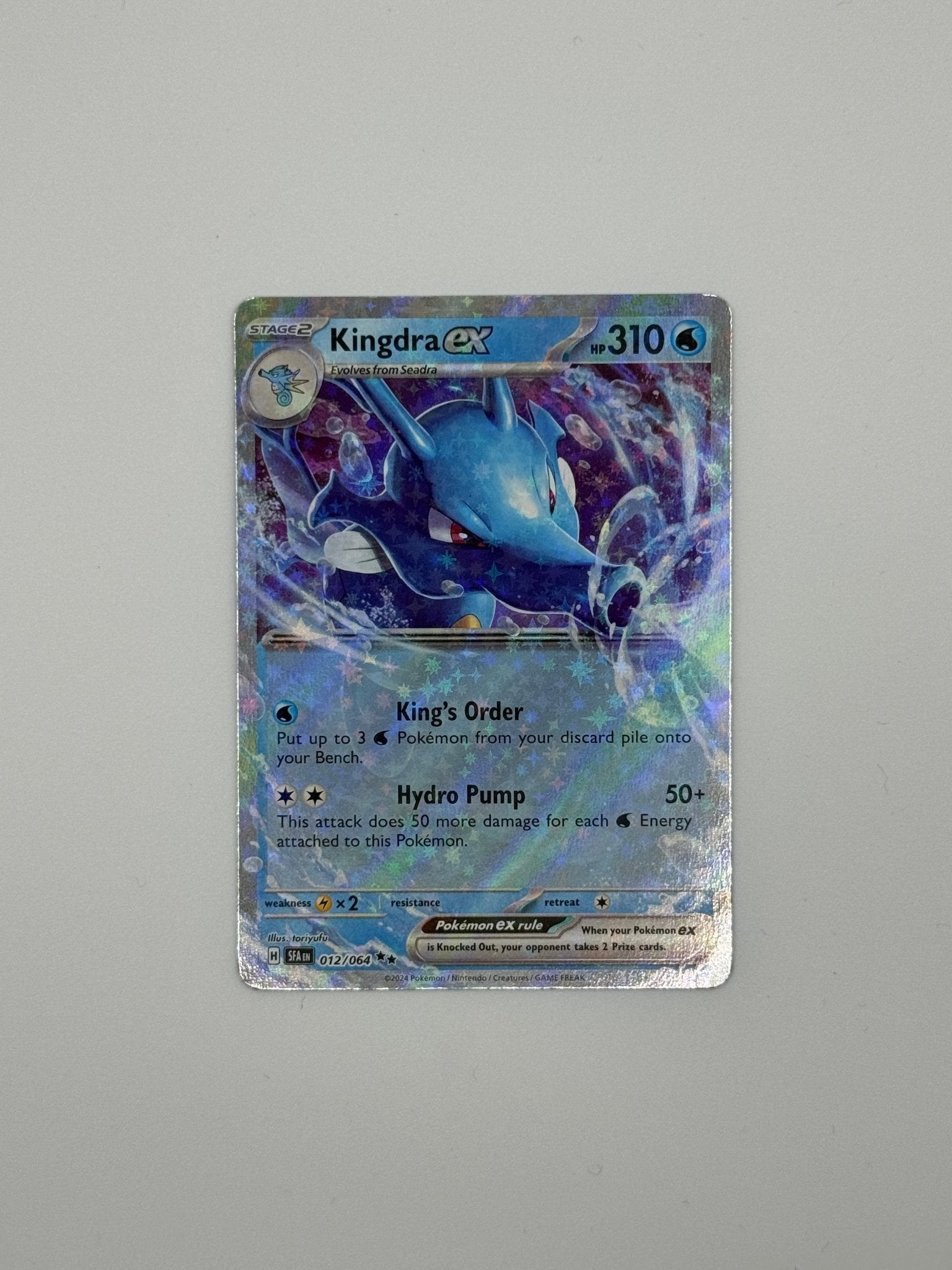Kingdra EX – Full‑Art Secret Rare (012/064) | Paldean Fates – Shiny Vault (EN) | – jetzt bestellen bei Pokécado Kaufmann
